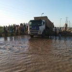 ورودی اهواز زیر آب رفت/تلاش برای احداث سیل‌بند در مسیر پیشروی آب به سمت شهر