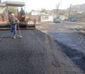 استمرار عملیات آسفالت مسیر دسترسی نمره هشت به گلزار شهدای کلگه
